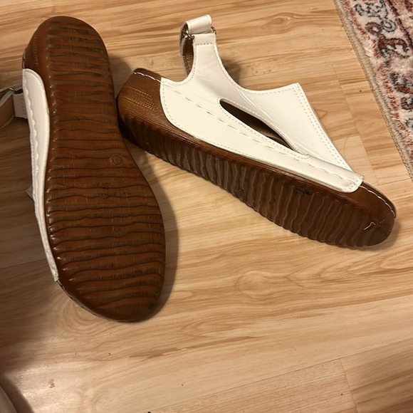 EUC,WHITE sandals,size 8M,worn once,very lightweight,faux LEATHER, Velcro strap - Picture 5 of 13